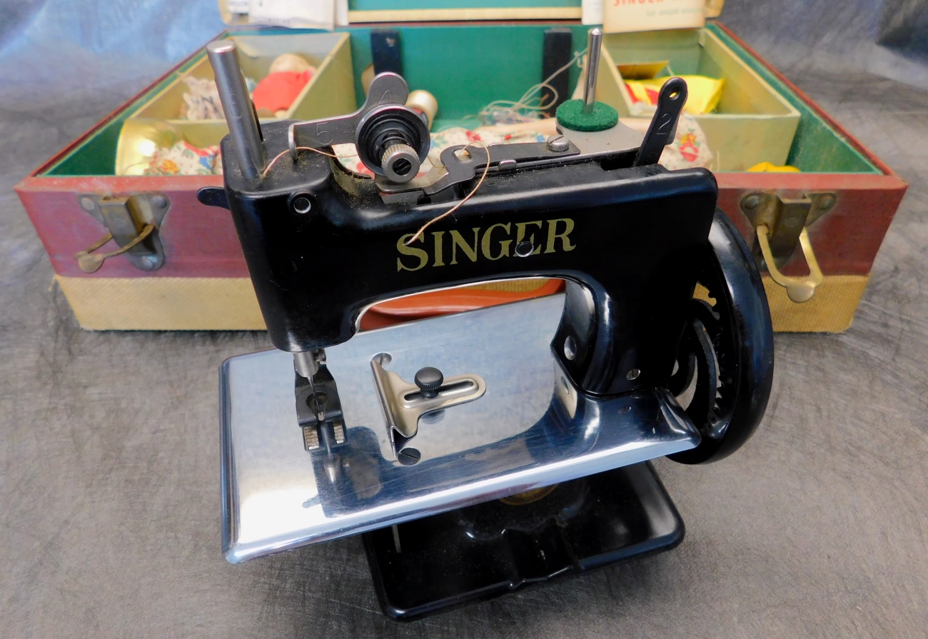 Singer Dressmaker Manikin Doll Set Toy Sewing Machine