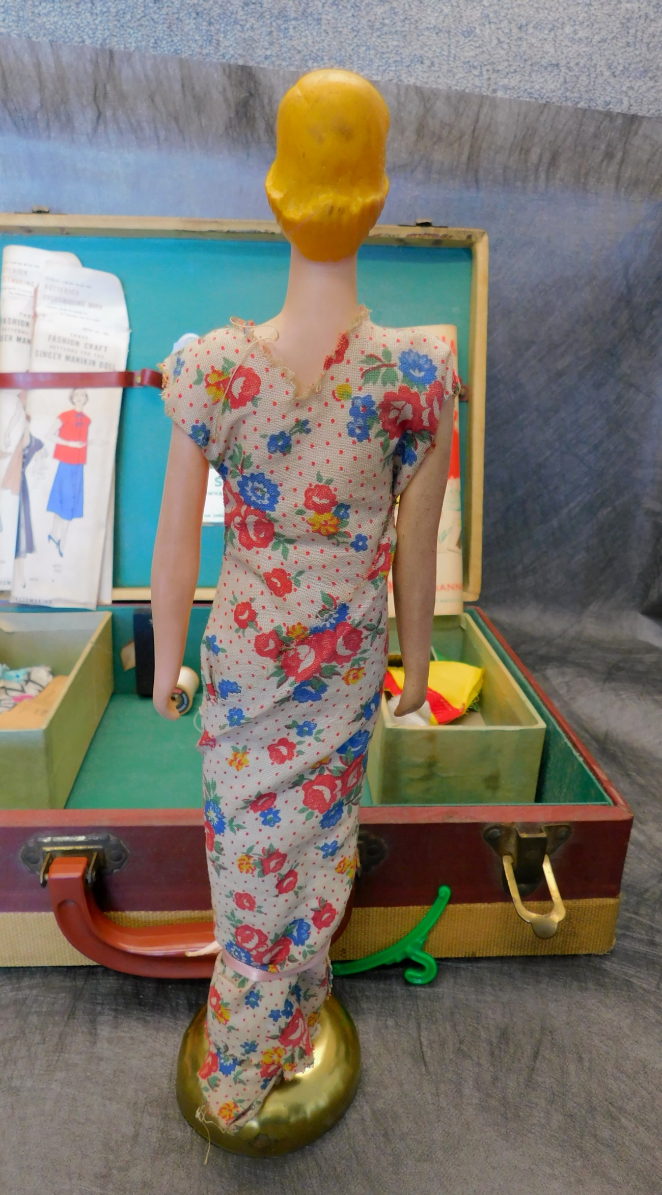 Singer Dressmaker Manikin Doll Set Toy Sewing Machine