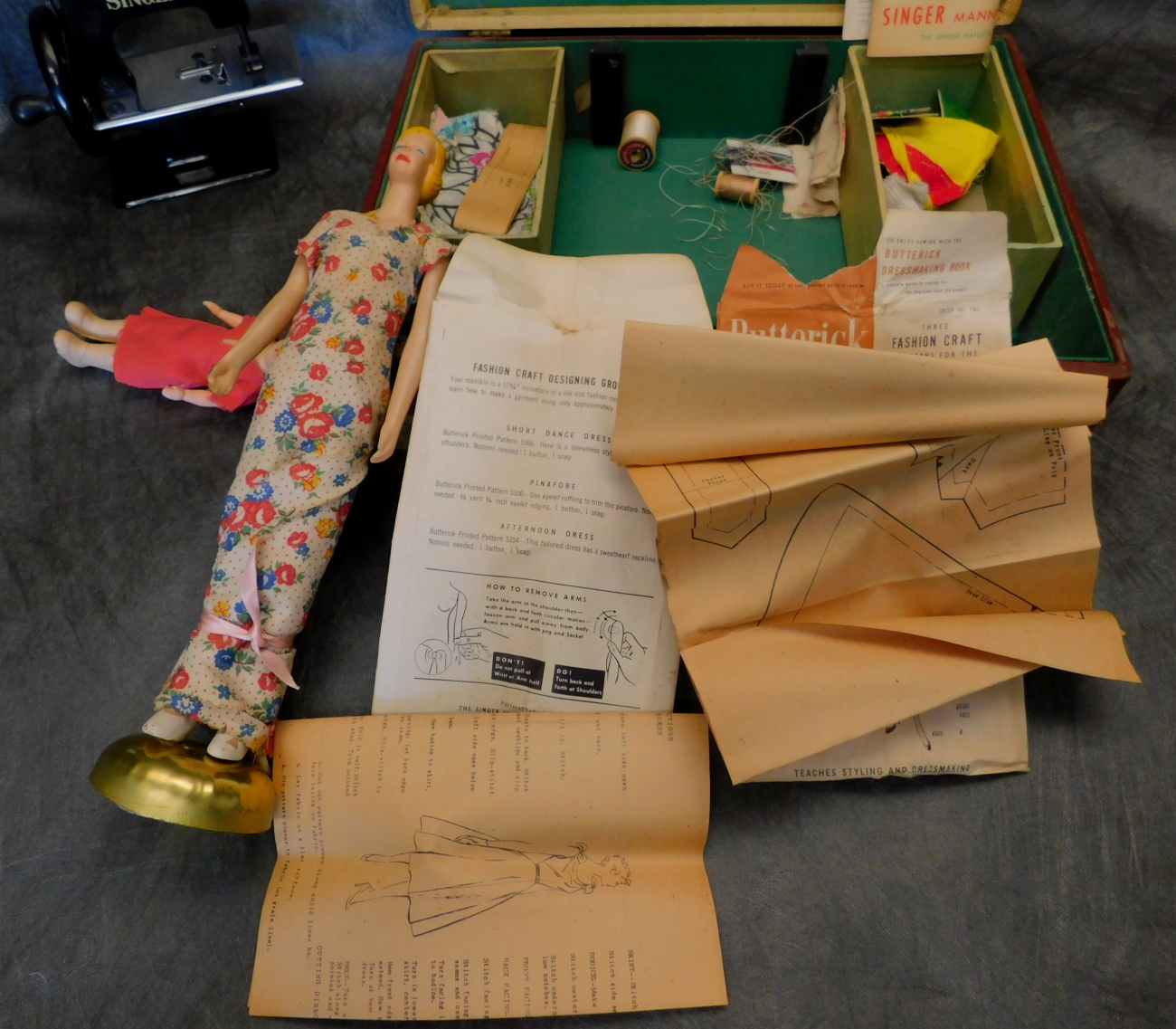 Singer Dressmaker Manikin Doll Set Toy Sewing Machine