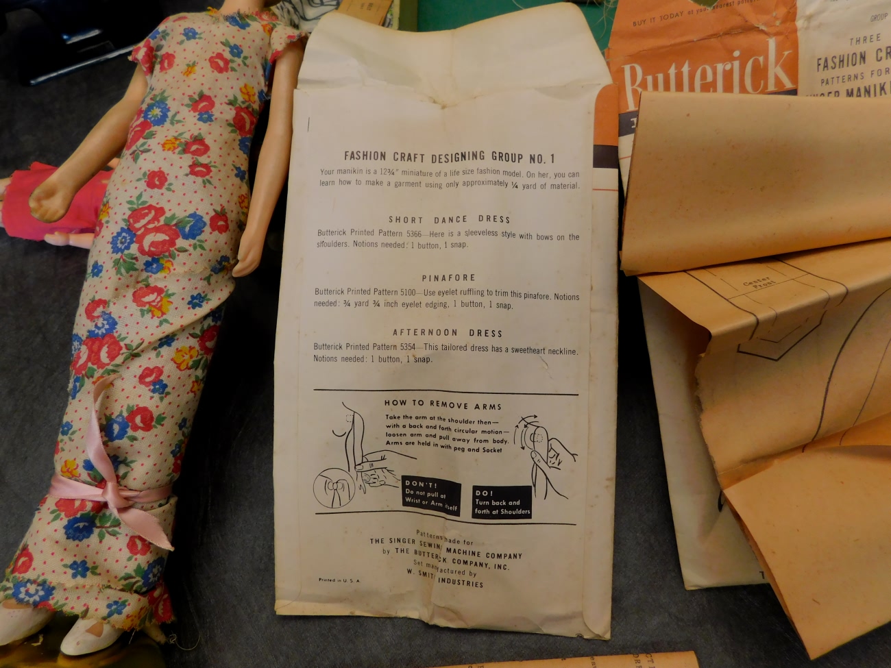 Singer Dressmaker Manikin Doll Set Toy Sewing Machine