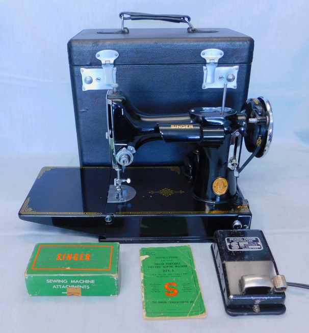 1935 Black Singer Featherweight 221 Sewing Machine AD884194