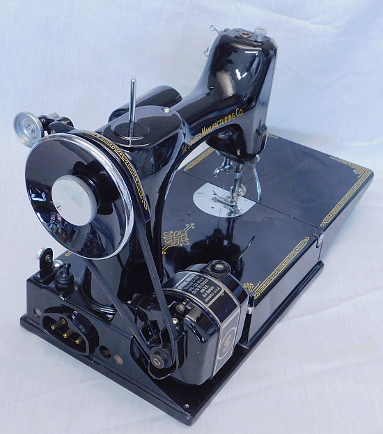 1939 Singer Featherweight 221 Sewing Machine (AF255066)