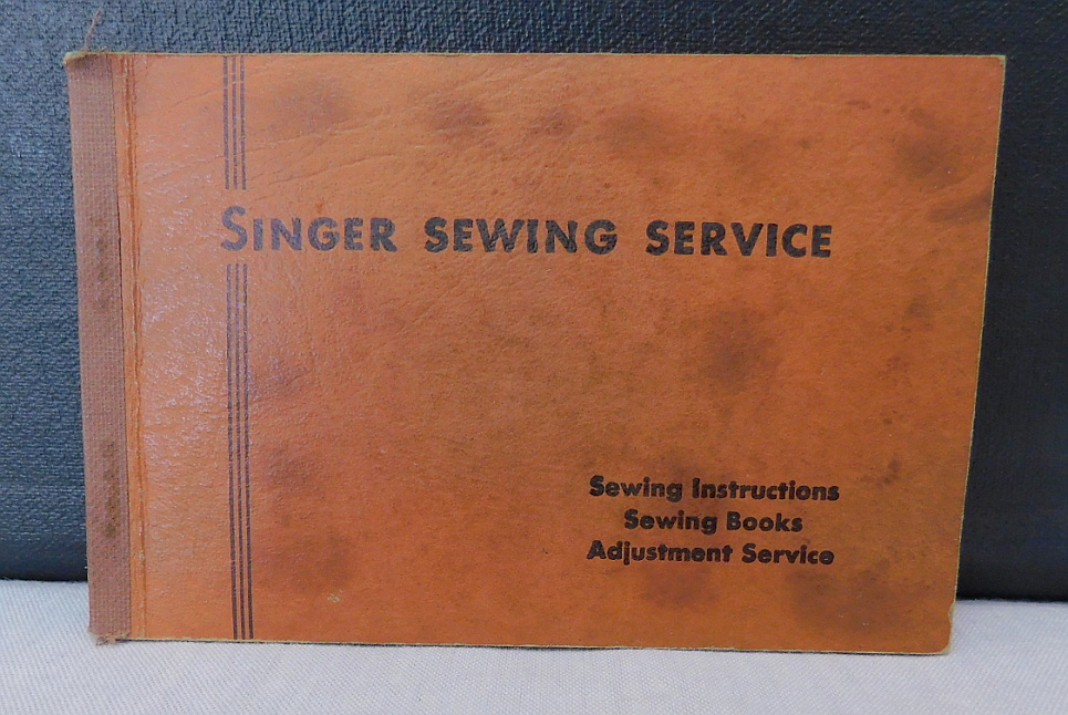 1939 Singer Featherweight 221 Sewing Machine (AF255066)