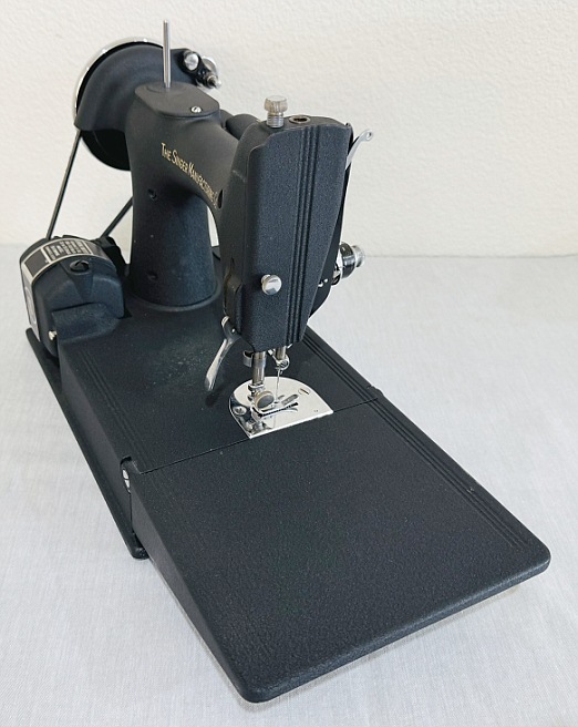 1939 "CRINKLE FINISH" Singer Featherweight 221 Sewing Machine (AF387863)