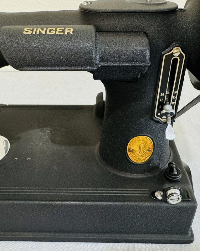 1939 "CRINKLE FINISH" Singer Featherweight 221 Sewing Machine (AF387863)