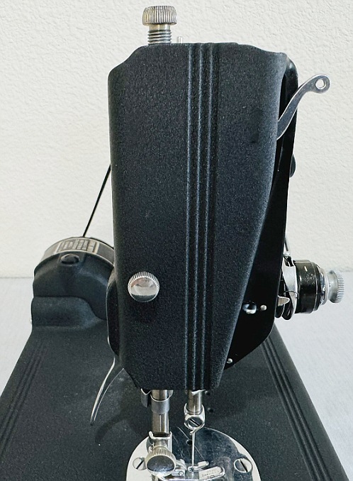 1939 "CRINKLE FINISH" Singer Featherweight 221 Sewing Machine (AF387863)