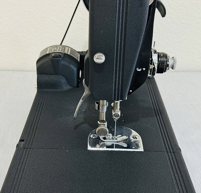 1939 "CRINKLE FINISH" Singer Featherweight 221 Sewing Machine (AF387863)