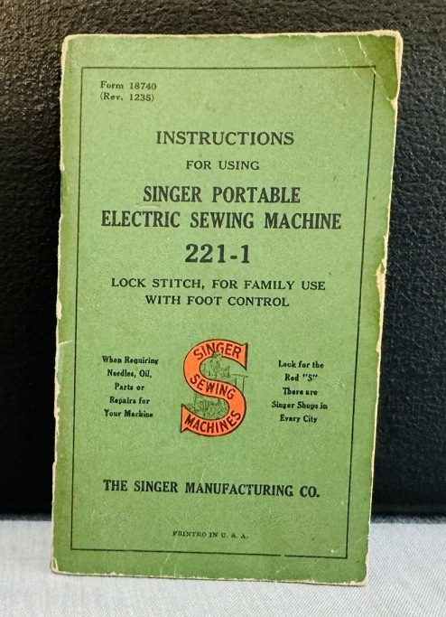 1939 "CRINKLE FINISH" Singer Featherweight 221 Sewing Machine (AF387863)