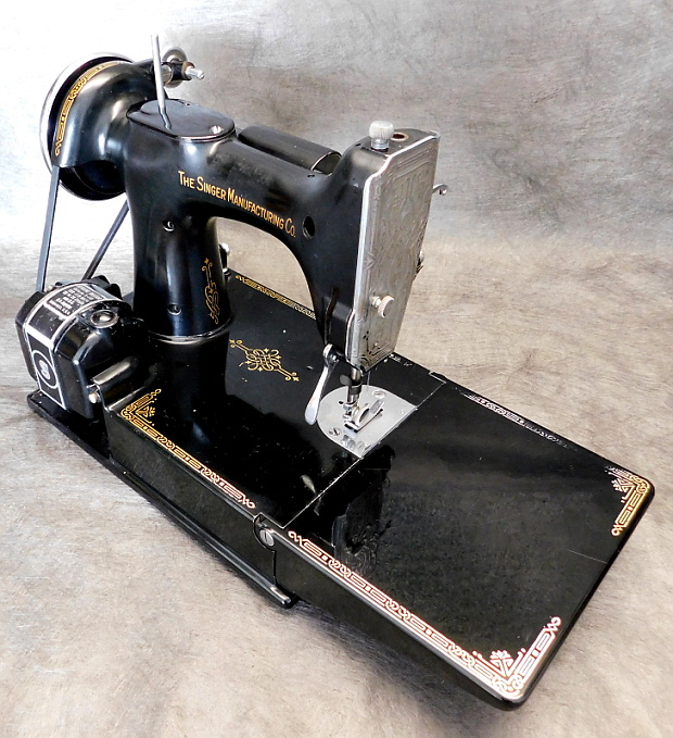 1940 Black Singer Featherweight 221 Sewing Machine AF578152