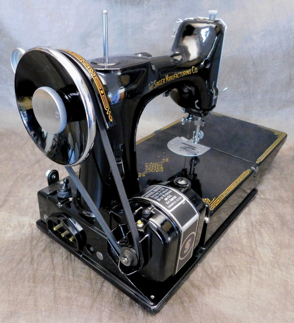 1946 Black Singer Featherweight 221 Sewing Machine (AG619318)