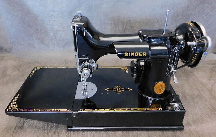 1946 Black Singer Featherweight 221 Sewing Machine (AG619318)