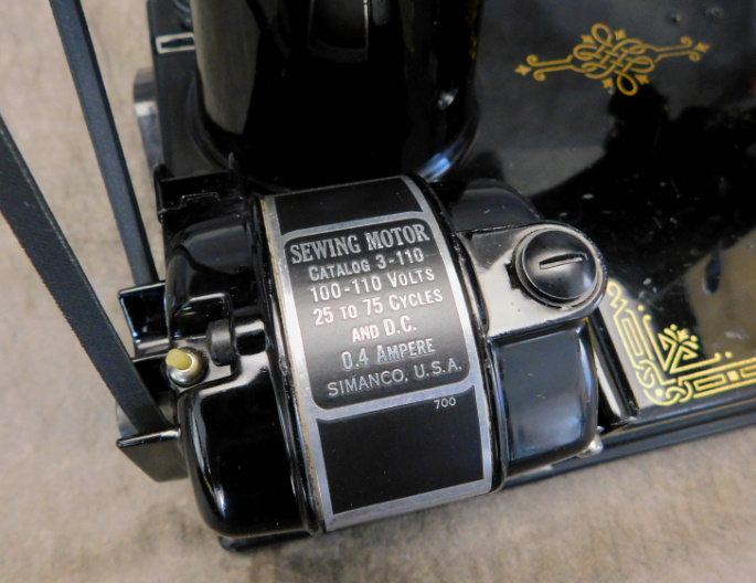 1946 Black Singer Featherweight 221 Sewing Machine (AG619318)