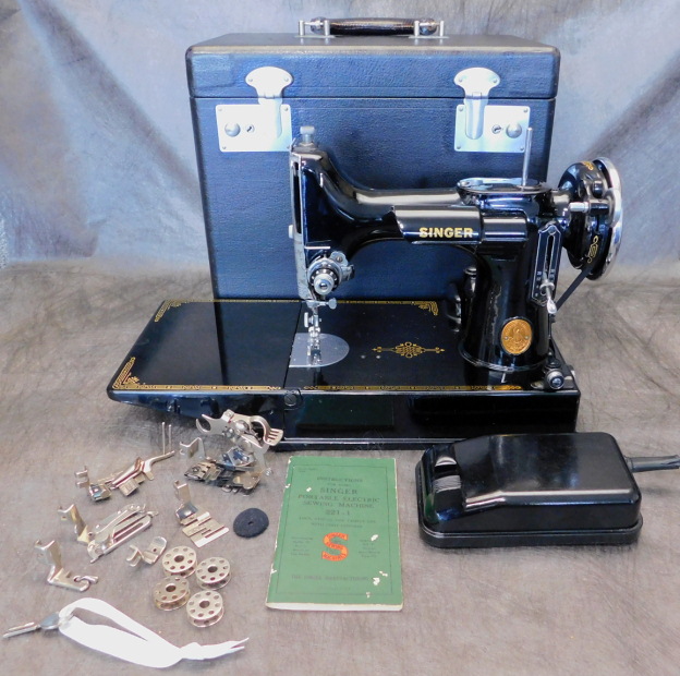 1946 Black Singer Featherweight 221 Sewing Machine (AG619318)