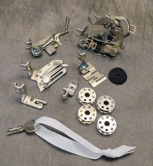 1946 Black Singer Featherweight 221 Sewing Machine (AG619318)