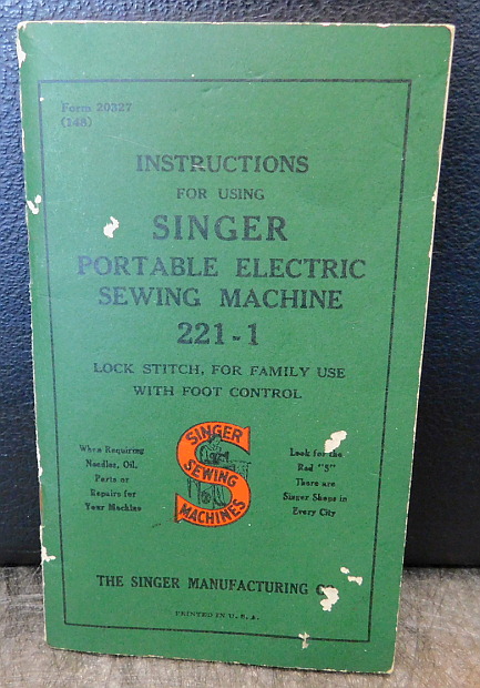 1946 Black Singer Featherweight 221 Sewing Machine (AG619318)