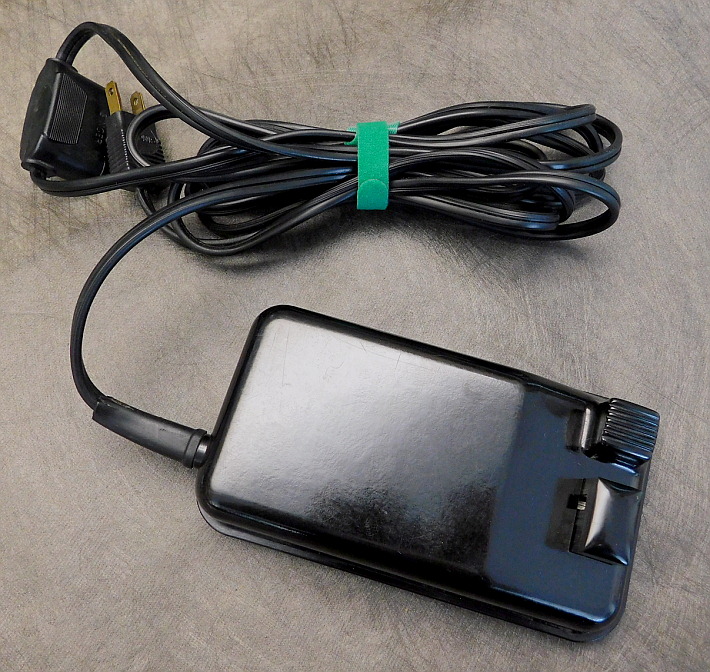 1946 Black Singer Featherweight 221 Sewing Machine (AG619318)