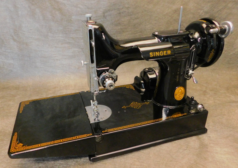 1947 Black Singer Featherweight 221 Sewing Machine (AG978590)