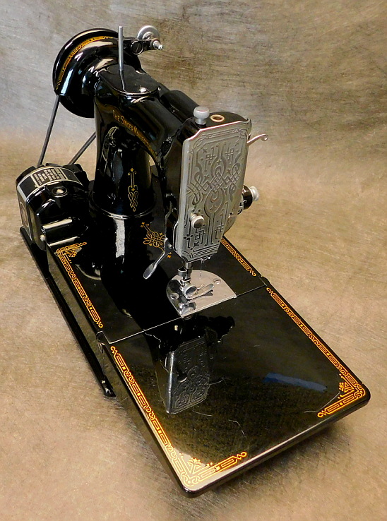 1947 Black Singer Featherweight 221 Sewing Machine (AG978590)