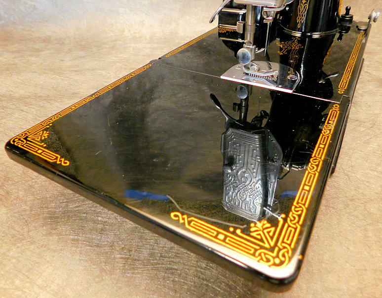 1947 Black Singer Featherweight 221 Sewing Machine (AG978590)