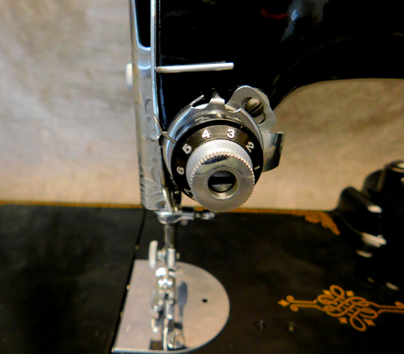 1947 Black Singer Featherweight 221 Sewing Machine (AG978590)