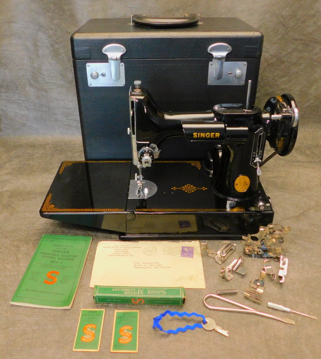 1947 Black Singer Featherweight 221 Sewing Machine (AG978590)