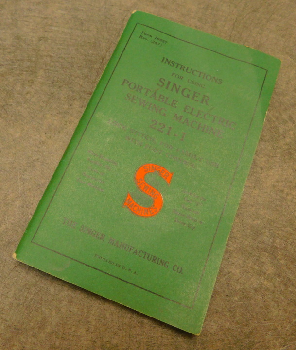 1947 Black Singer Featherweight 221 Sewing Machine (AG978590)