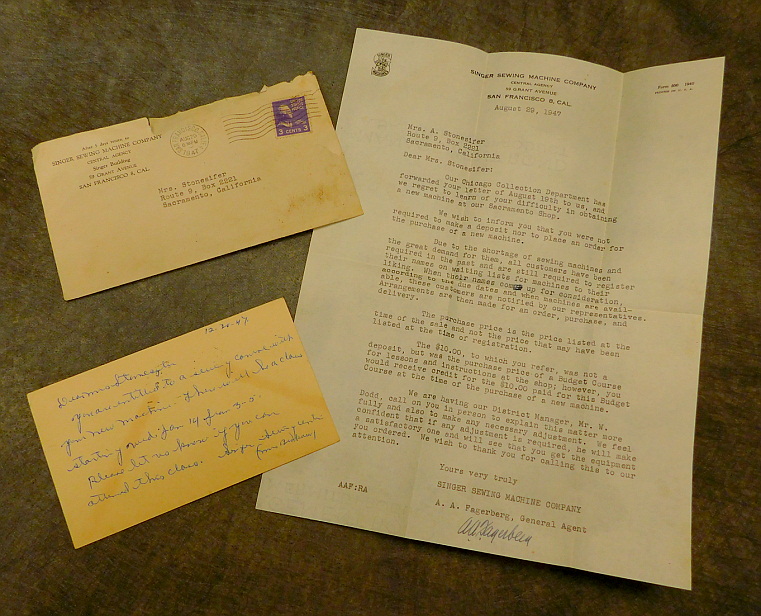 1947 Black Singer Featherweight 221 Sewing Machine (AG978590)