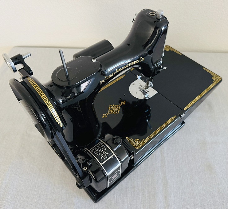 1947 Black Singer Featherweight 221 Sewing Machine (AH323501)