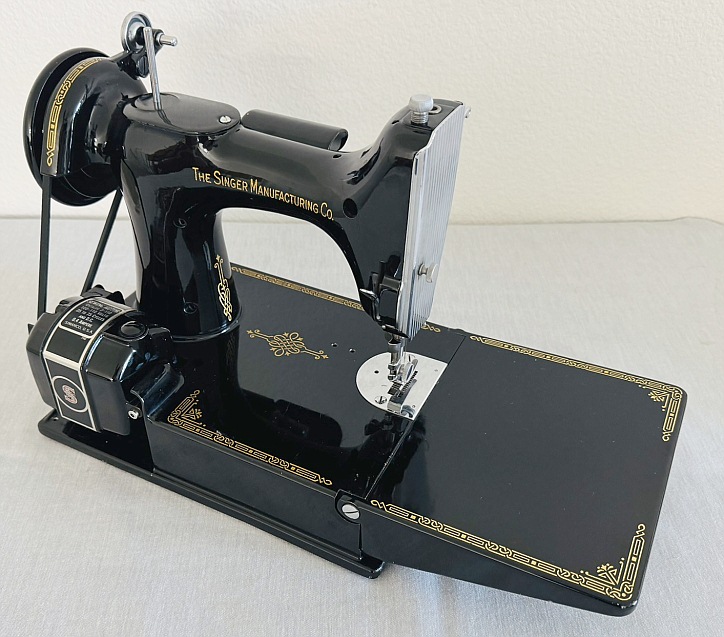 1947 Black Singer Featherweight 221 Sewing Machine (AH323501)