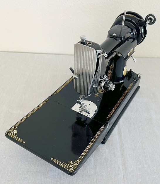 1947 Black Singer Featherweight 221 Sewing Machine (AH323501)