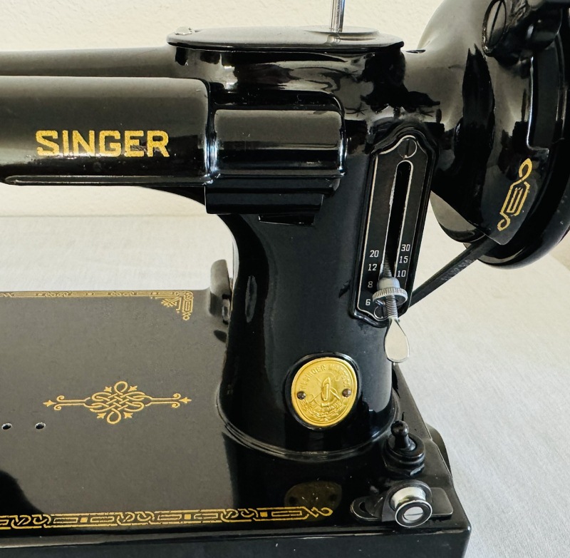 1947 Black Singer Featherweight 221 Sewing Machine (AH323501)