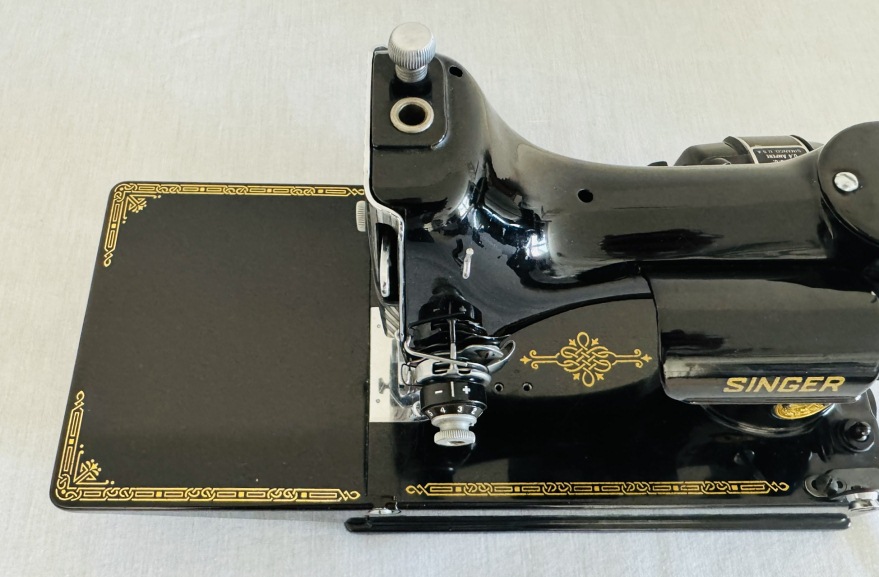 1947 Black Singer Featherweight 221 Sewing Machine (AH323501)
