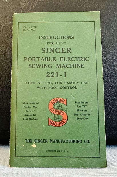 1947 Black Singer Featherweight 221 Sewing Machine (AH323501)