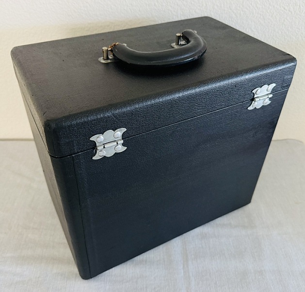 1947 Black Singer Featherweight 221 Sewing Machine (AH323501)