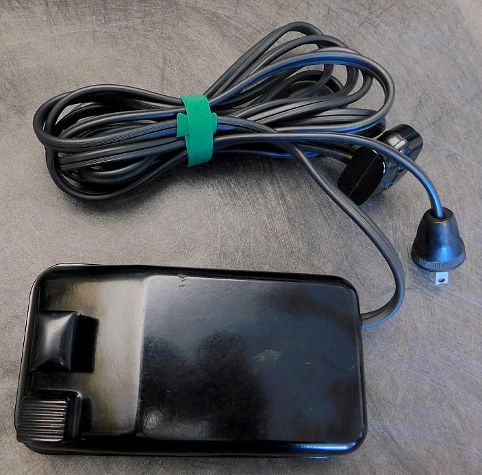 1948 Black Singer Featherweight 221 Sewing Machine AH551175