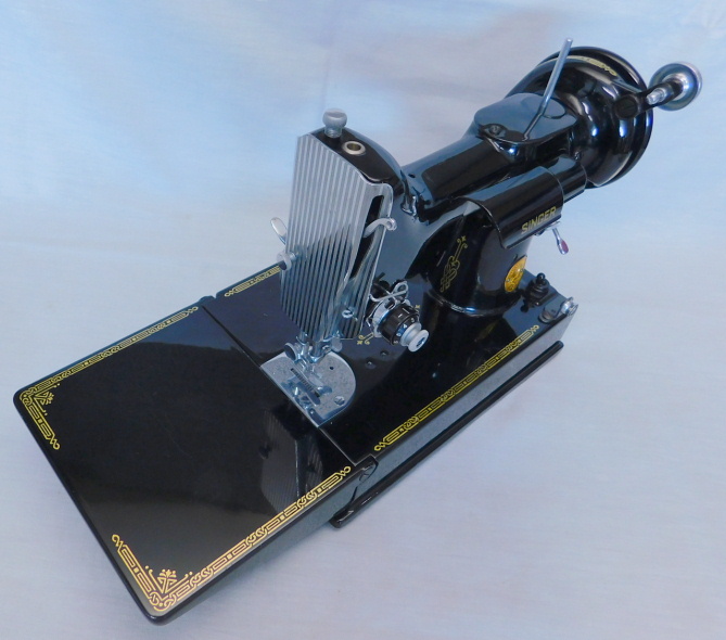 1950 Black Singer Featherweight 221 Sewing Machine (AJ579915)