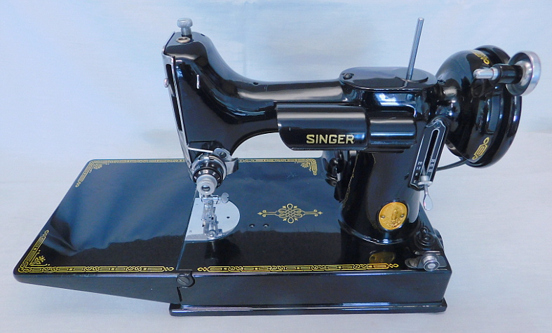 1950 Black Singer Featherweight 221 Sewing Machine (AJ579915)