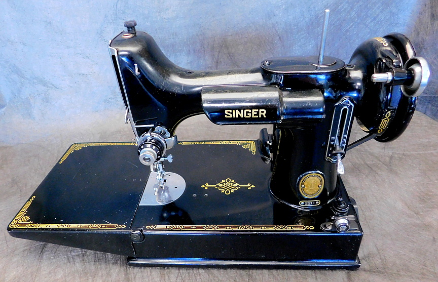 1953 Black Singer Featherweight 221 Sewing Machine (AL543762)