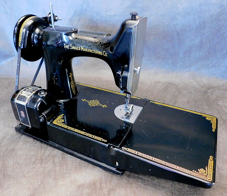 1953 Black Singer Featherweight 221 Sewing Machine (AL543762)
