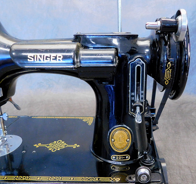 1953 Black Singer Featherweight 221 Sewing Machine (AL543762)