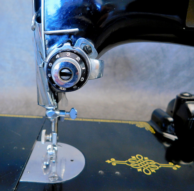 1953 Black Singer Featherweight 221 Sewing Machine (AL543762)