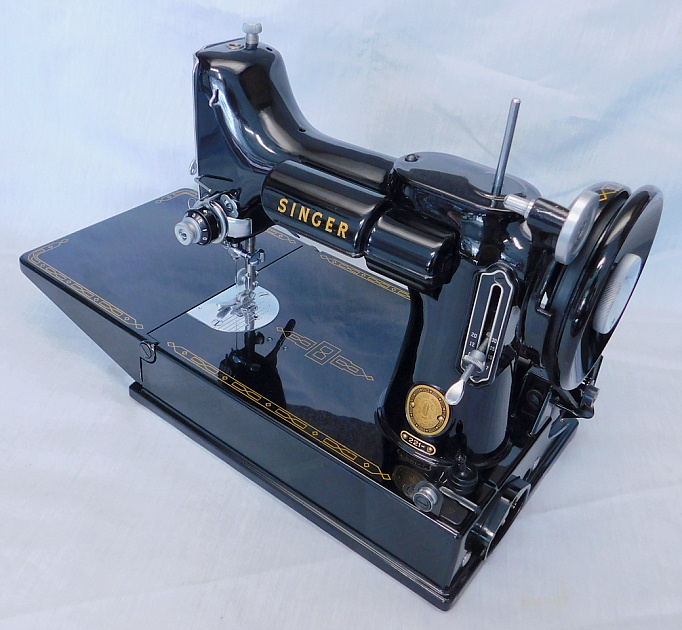 1955 Black Singer Featherweight 221 Sewing Machine (AL949352)