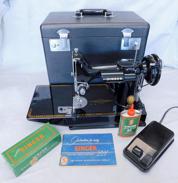 1955 Black Singer Featherweight 221 Sewing Machine (AL949352)