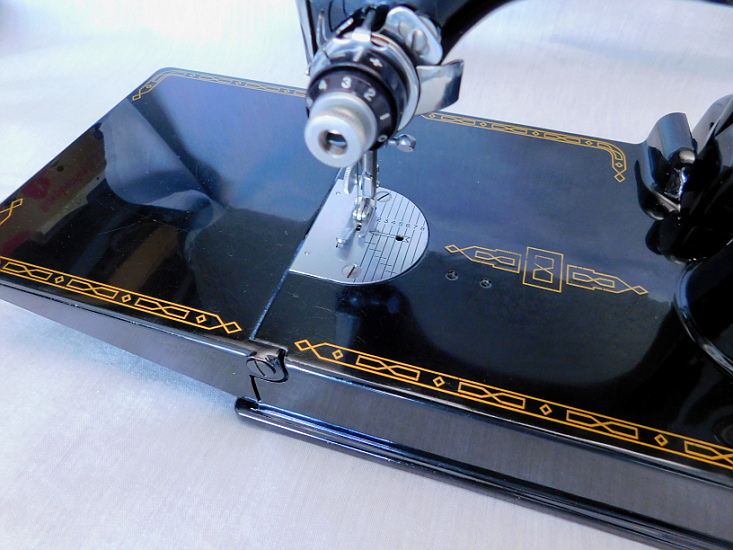 1957 Black Singer Featherweight 221 Sewing Machine (AM664046)