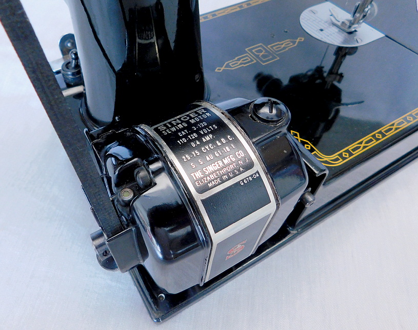 1957 Black Singer Featherweight 221 Sewing Machine (AM664046)