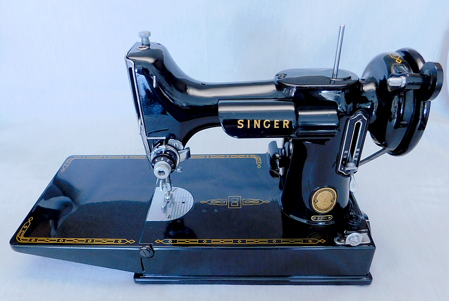 1957 Black Singer Featherweight 221 Sewing Machine (AM664046)