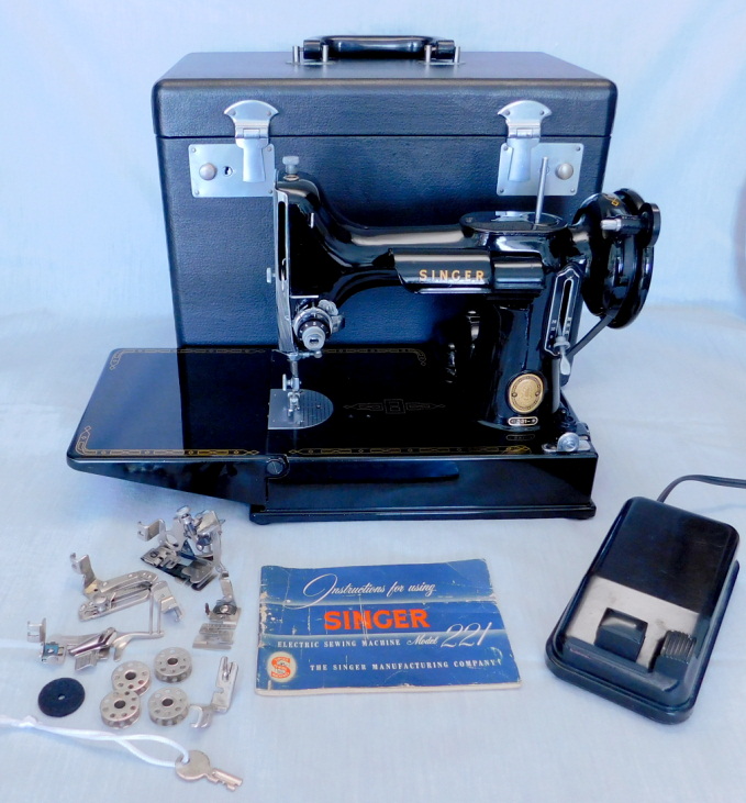 1957 Black Singer Featherweight 221 Sewing Machine (AM664046)