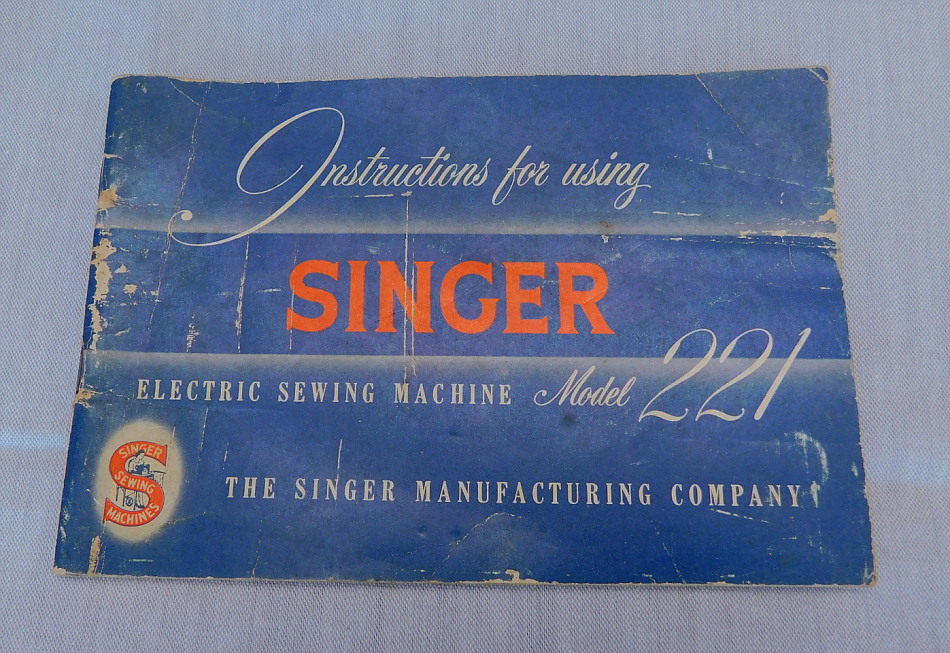 1957 Black Singer Featherweight 221 Sewing Machine (AM664046)