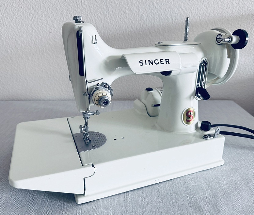 1964 White / Green Singer Featherweight 221K Sewing Machine EV904974