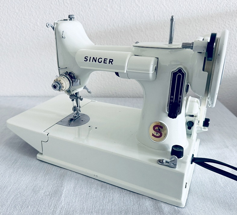 1964 White / Green Singer Featherweight 221K Sewing Machine EV904974